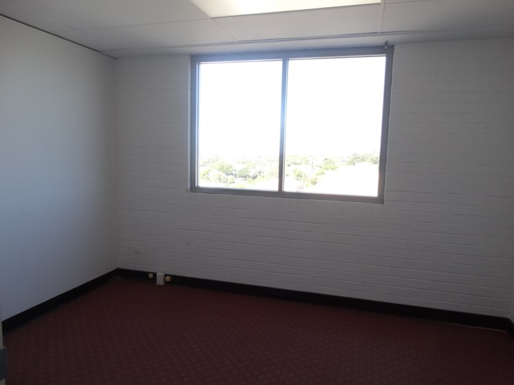 Click to view all images 10/182 Bay Terrace Wynnum QLD 4178 - Image 2