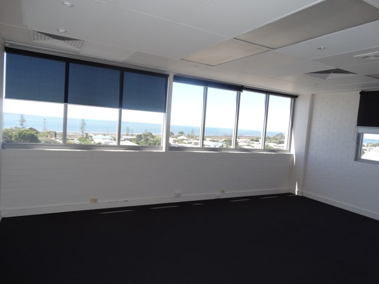 Click to view all images 8/182 Bay Terrace Wynnum QLD 4178 - Image 2