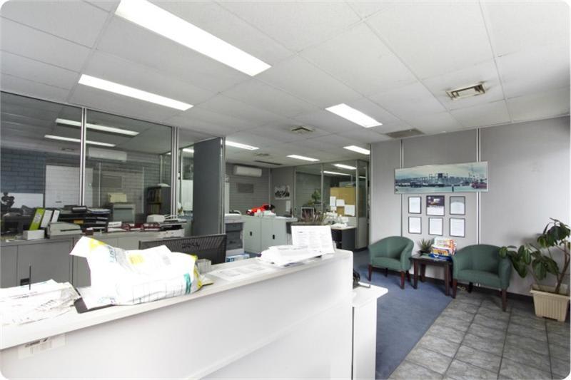 Click to view all images 2 Arnold St Cheltenham VIC 3192 - Image 3