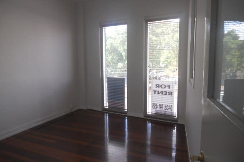 Click to view all images 6/2 Old Cleveland Road Greenslopes QLD 4120 - Image 3
