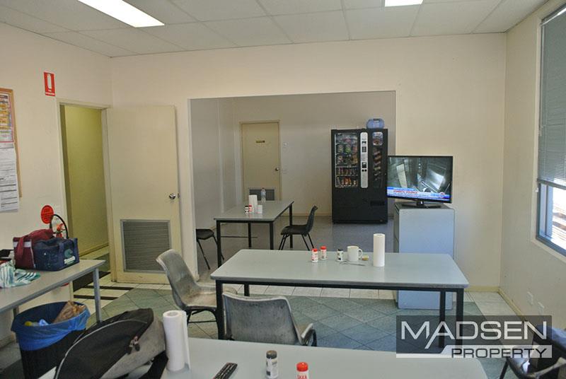 Click to view all images Rear/1652 Ipswich Road Rocklea QLD 4106 - Image 2