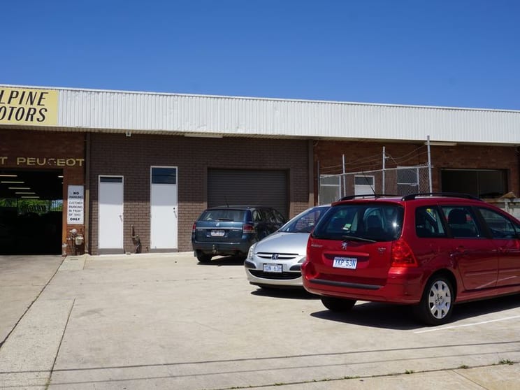 Click to view all images 24 Dundas Court Phillip ACT 2606 - Image 2
