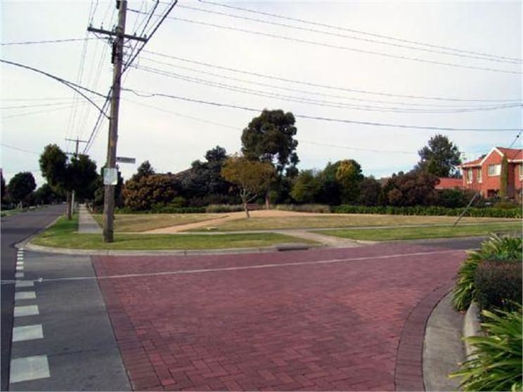 Click to view all images 64 Essex Road Mount Waverley VIC 3149 - Image 3