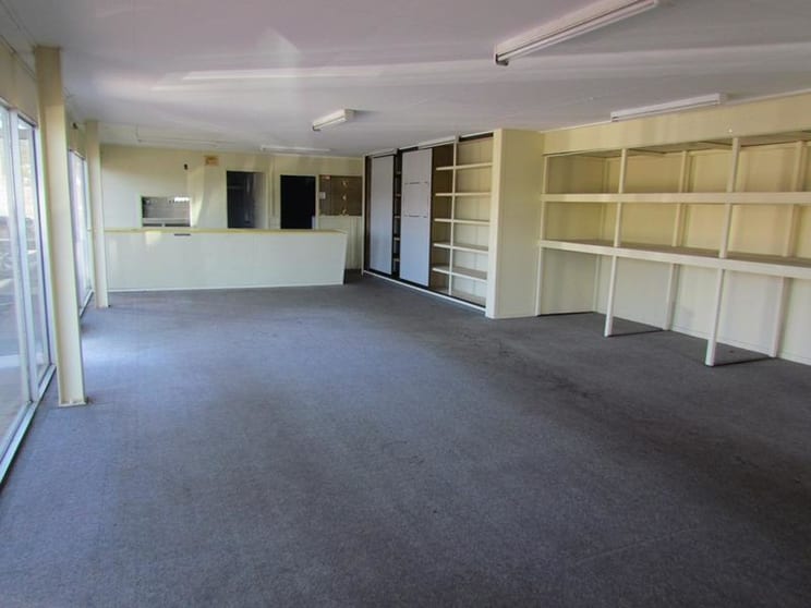 Click to view all images 30 Young Street Gladstone QLD 4680 - Image 3