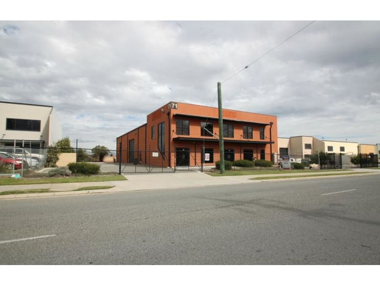 Click to view all images 71 Furniss Road Landsdale WA 6065 - Image 1