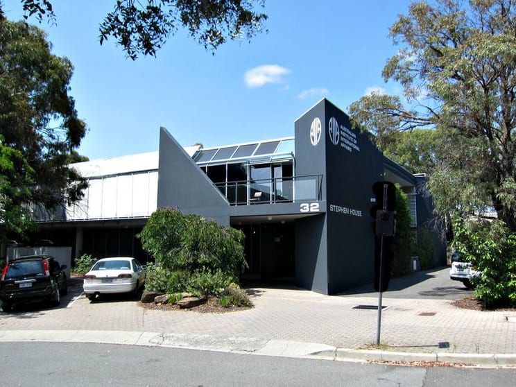 Click to view all images Suite 2 Le/32 Thesiger Court Deakin ACT 2600 - Image 1