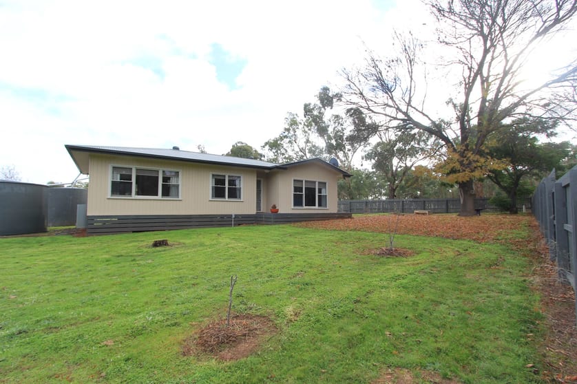 Click to view all images 9 Shurans Lane Heathcote VIC 3523 - Image 2