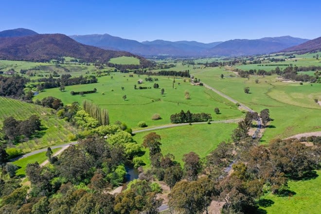 Click to view all images 6731 Kiewa Valley Highway Tawonga VIC 3697 - Image 1