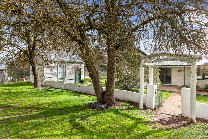 Click to view all images 35 Five Gums Lane Heathcote VIC 3523 - Image 1