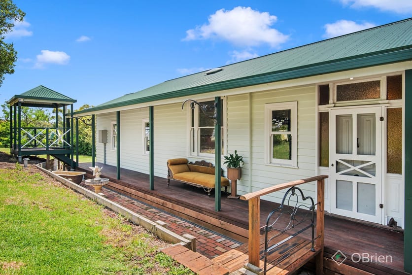 Click to view all images 2/140 Beaconsfield Emerald Road Beaconsfield VIC 3807 - Image 3