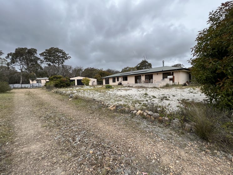 Click to view all images 86 Gumnut Crescent Bungonia NSW 2580 - Image 2