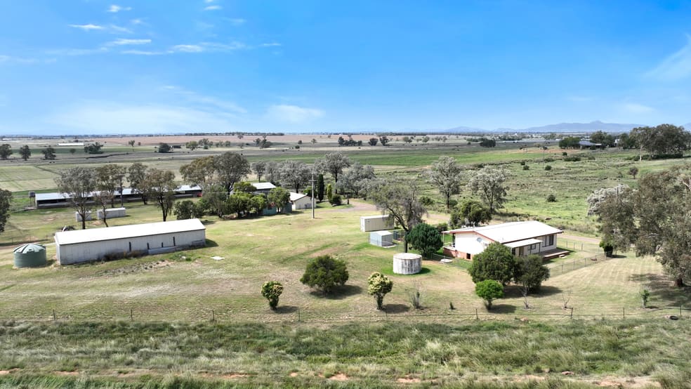 Click to view all images 152 Byamee Lane Tamworth NSW 2340 - Image 2