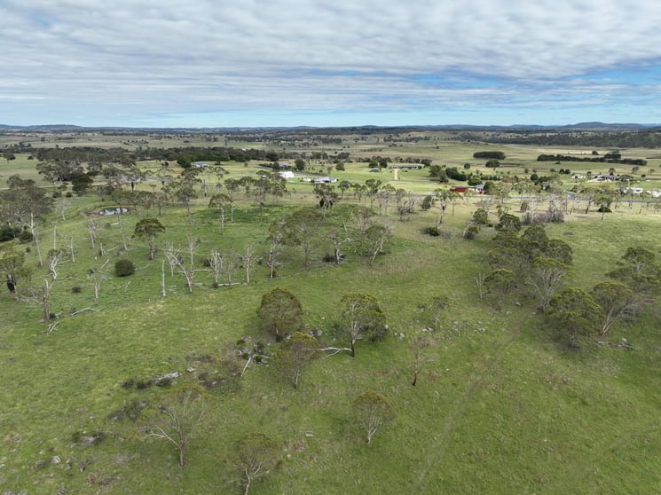 Click to view all images 571 Shannon Vale Road Shannon Vale NSW 2370 - Image 3