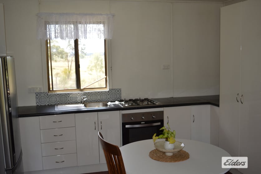 Click to view all images 18266 Cunningham Highway Karara QLD 4352 - Image 3