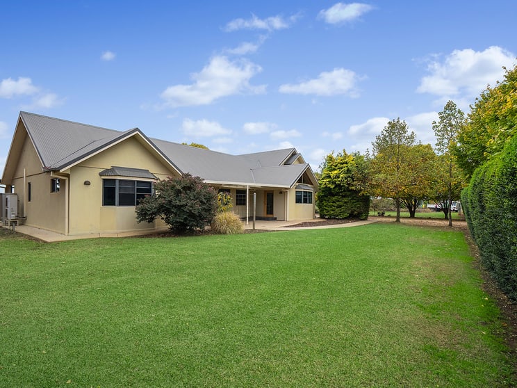 Click to view all images 45 Jackson Road Leeton NSW 2705 - Image 2