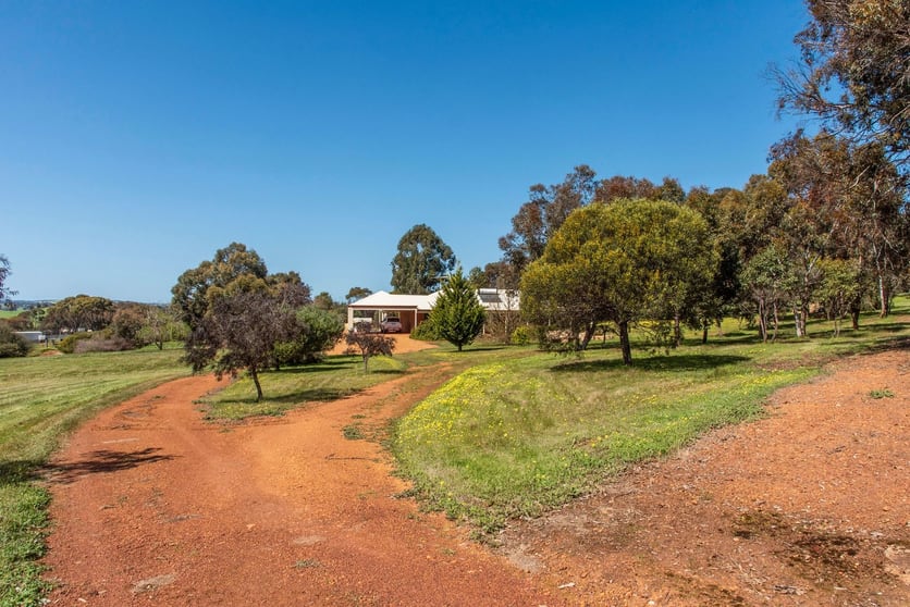 Click to view all images 110 Blackboy Gully Road Wandering WA 6308 - Image 3