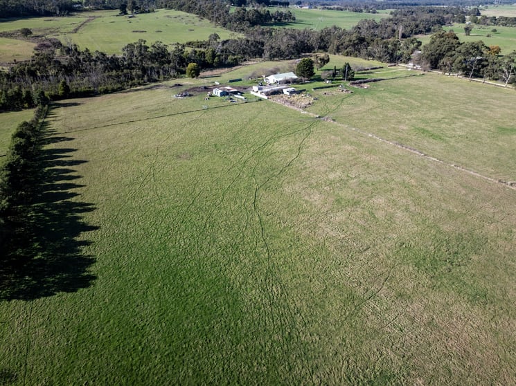Click to view all images 25 Mintern Road Tynong North VIC 3813 - Image 2