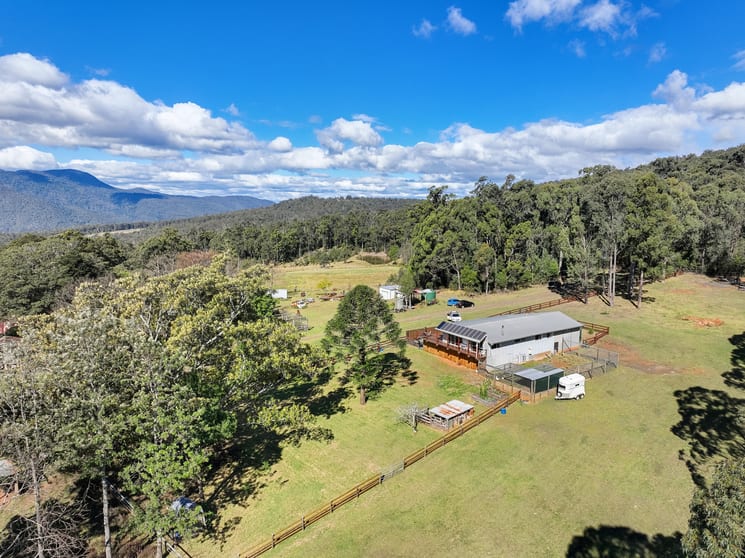 Click to view all images 197 Hardcastle Road Carneys Creek QLD 4310 - Image 3