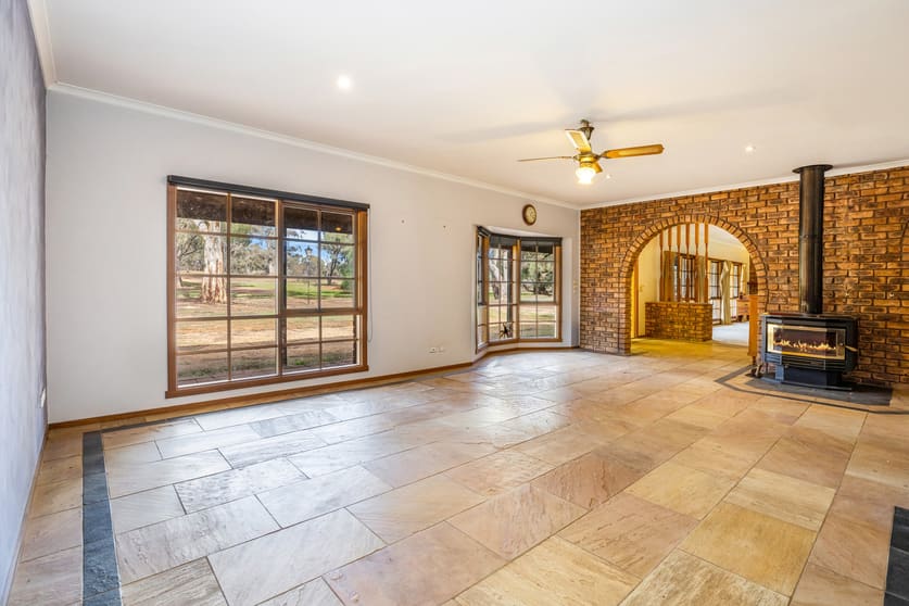 Click to view all images 81 Clifden Lane Wedderburn VIC 3518 - Image 2
