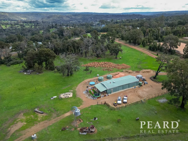 Click to view all images 98 Falls Heights Gidgegannup WA 6083 - Image 3