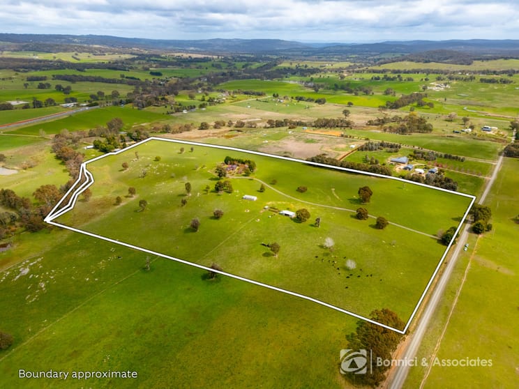 Click to view all images 228 Edmondson Lane Wooragee VIC 3747 - Image 2