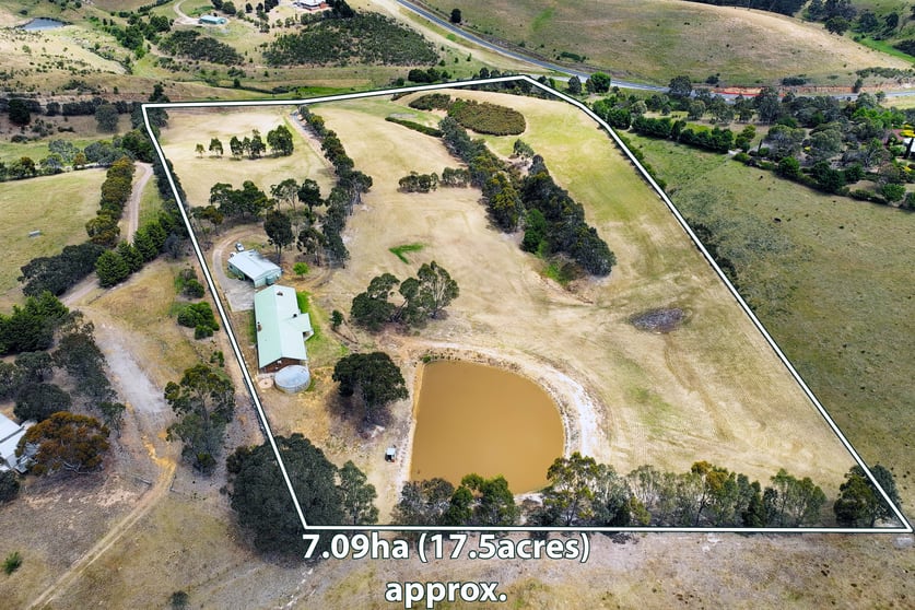 Click to view all images 820 Mount Ridley Road Mickleham VIC 3064 - Image 2