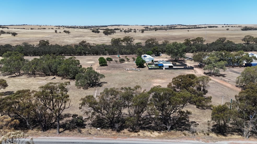 Click to view all images 409 Northam-York Road Muluckine WA 6401 - Image 2