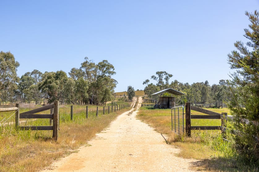 Click to view all images 2/ Warrigal Toms Creek Road Newry VIC 3859 - Image 2