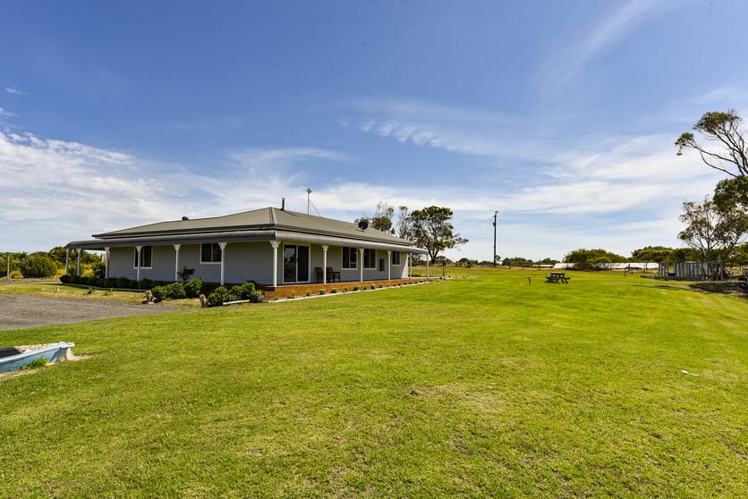 Click to view all images 34 Iluka Road Beachport SA 5280 - Image 3