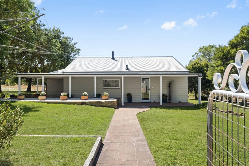 Click to view all images 1 Simms Lane Parkesbourne NSW 2580 - Image 1