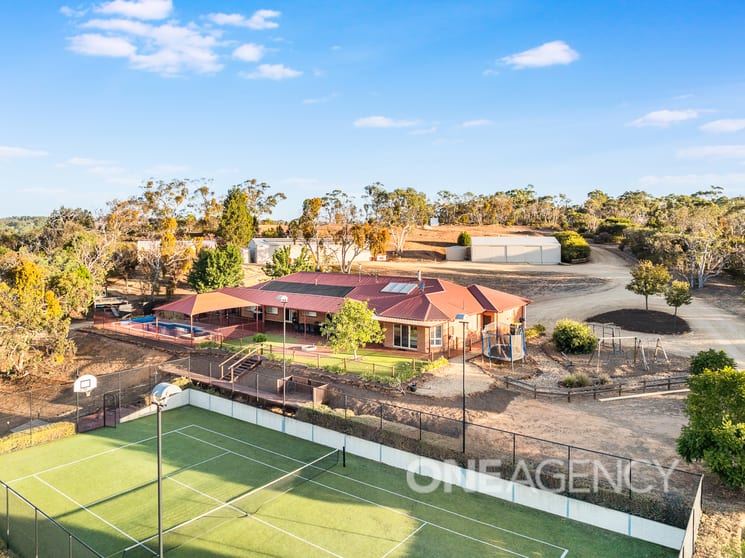Click to view all images 15 Green Gully Road Cockatoo Valley SA 5351 - Image 1
