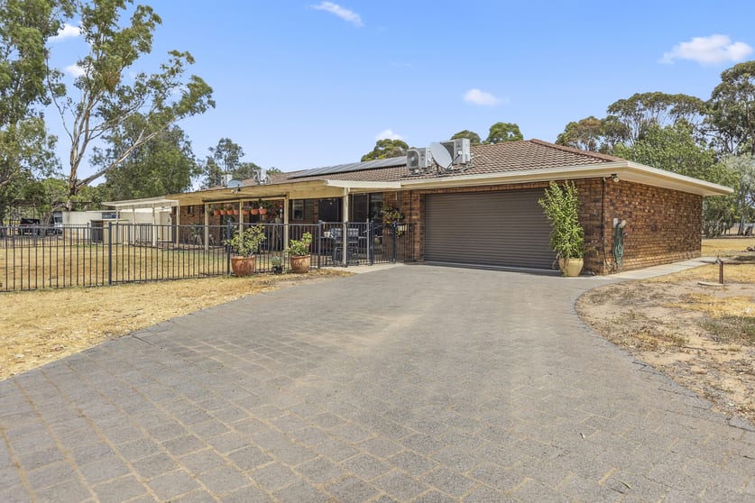 Click to view all images 25 CASTLE DRIVE Arcadia VIC 3631 - Image 2