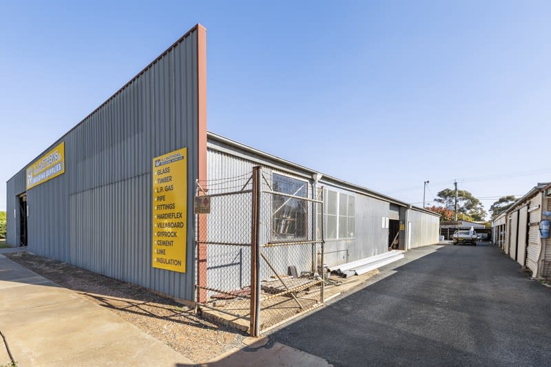 Click to view all images 302 Hoskins Street* Temora NSW 2666 - Image 3