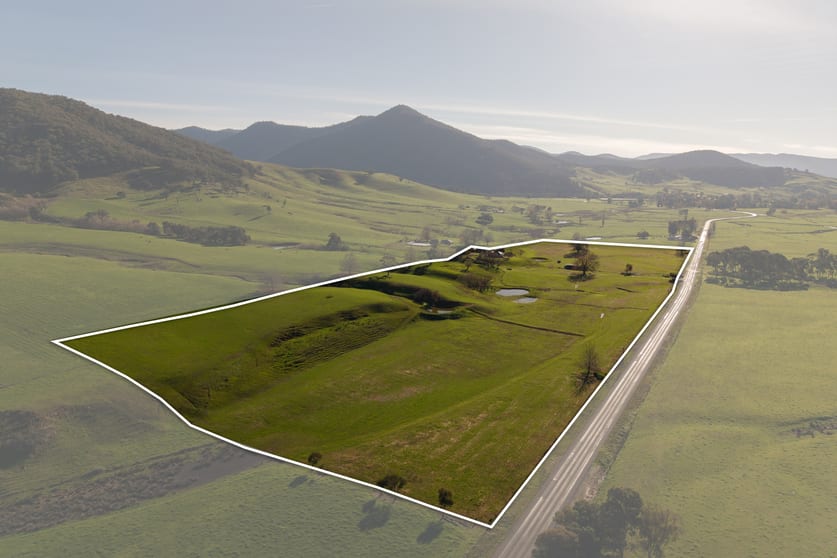 Click to view all images 5494 Kiewa Valley Highway Running Creek VIC 3691 - Image 2