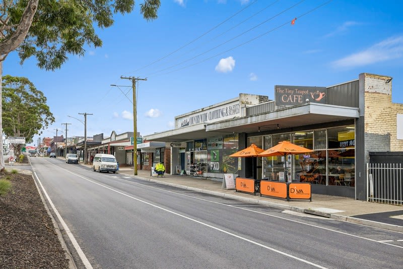 Click to view all images 135 Commercial Street Korumburra VIC 3950 - Image 2