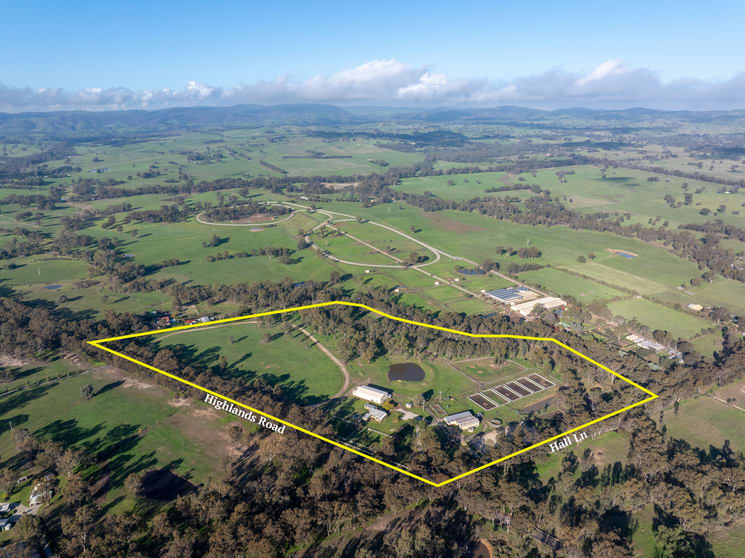 Click to view all images 710 Highlands Road Whiteheads Creek VIC 3660 - Image 2