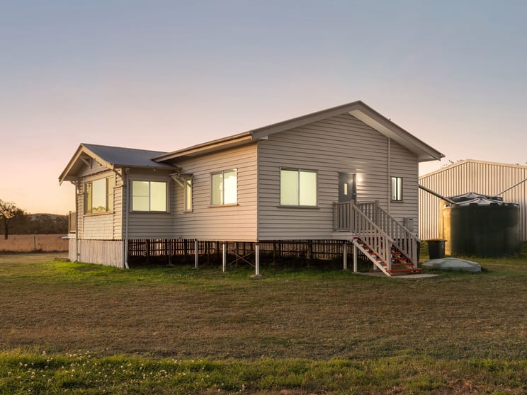 Click to view all images 290 Reillys Road Rosewood QLD 4340 - Image 2