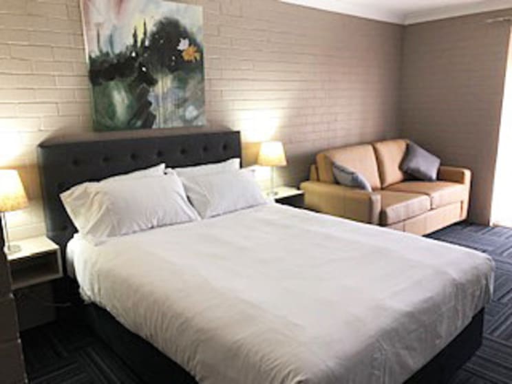 Freehold Motel Including Fully Furnished 4 Bedroom House Freehold Motel Including Fully Furnished 4 Bedroom House