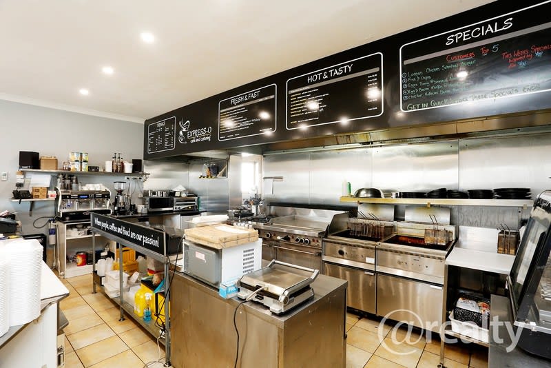 Retail/Cafe shop on the main road for lease Retail/Cafe shop on the main road for lease