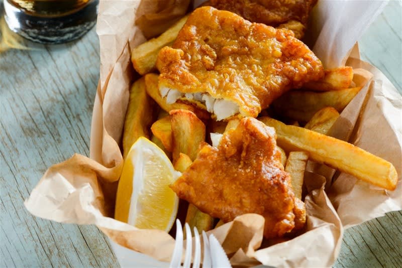 Spacious Fish And Chips with Four Bedroom Residence  Ref: 11469