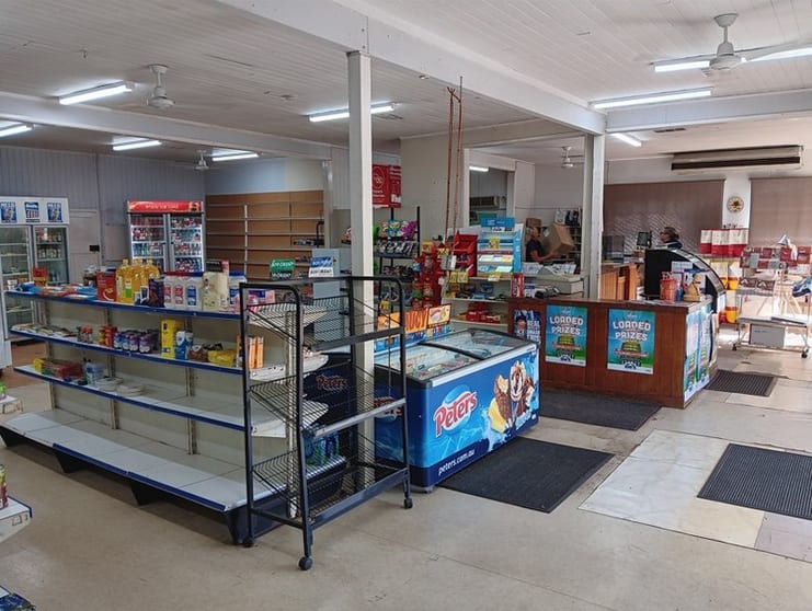 Highway convenience store/ Post Office also has a home & extra shop to let