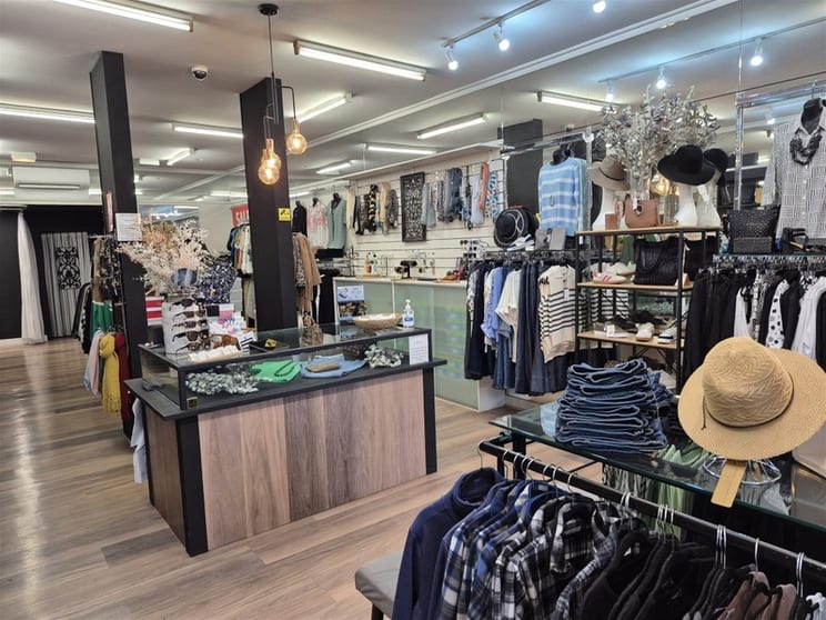 Popular Women's Fashion Boutique - Prime Location Popular Women's Fashion Boutique - Prime Location