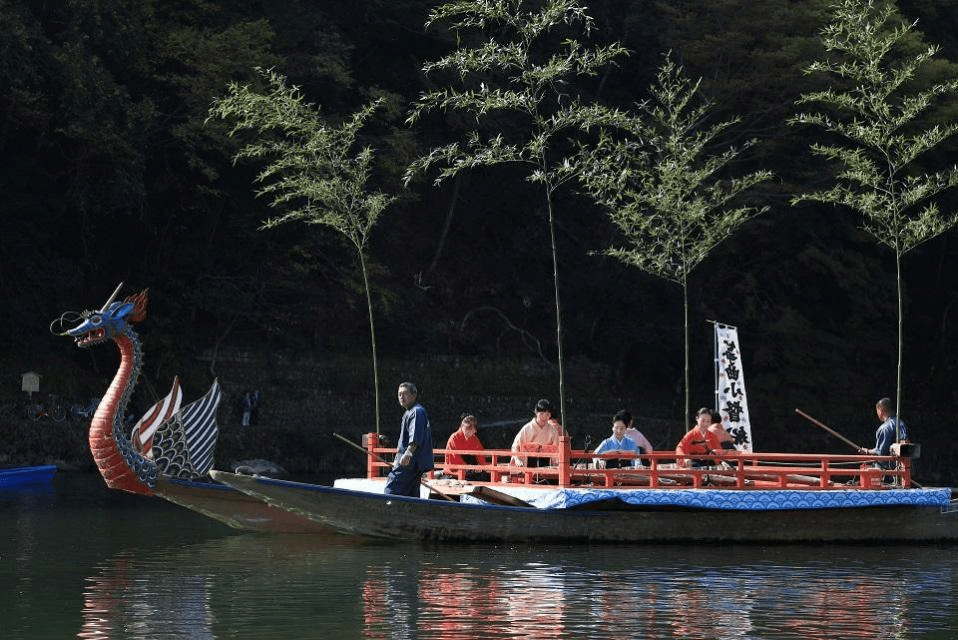 "Imayo" and "Heian Kangen Performances" Recreating Aristocratic Boat Excursions