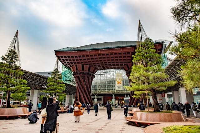 Kanazawa Station's Symbol, "Tsuzumi Gate"