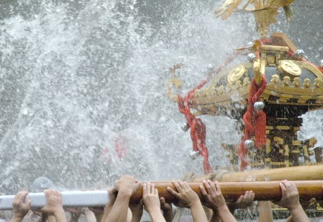 Dynamic Water-Splashing or Capture the Scene in Photos