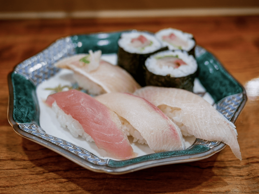 You can enjoy authentic exquisite seafood casually without pretension