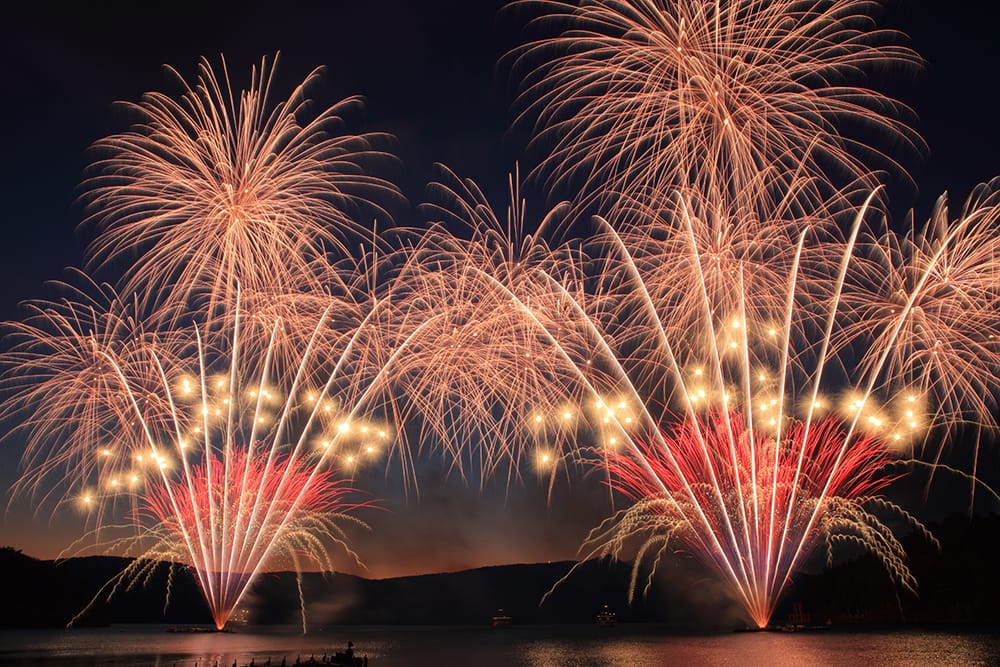 New Year's Visit & Hakone Shrine New Year Celebration Fireworks