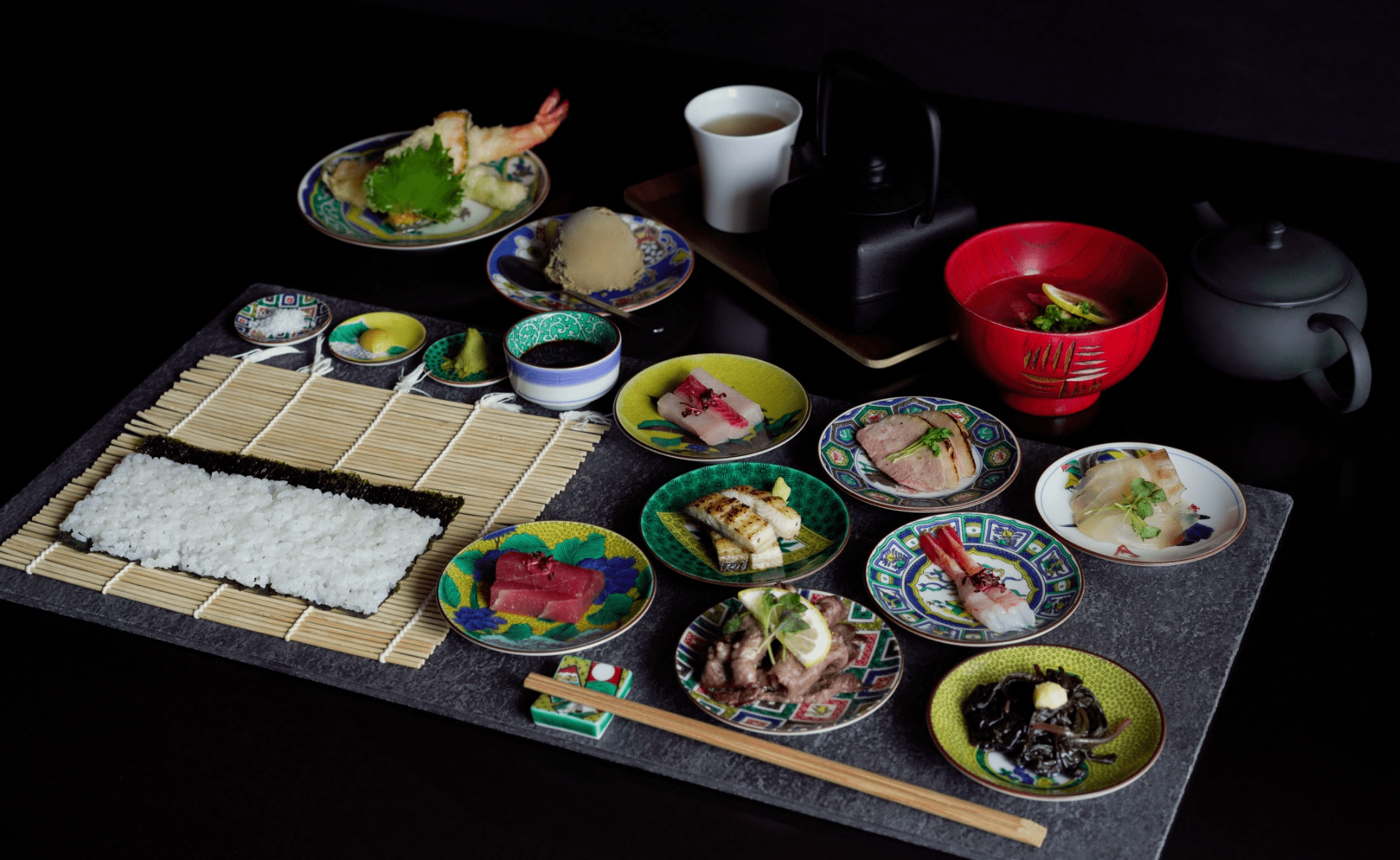 "Coil," where you can create your own original hand-rolled sushi, is also recommended!