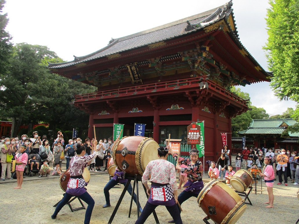 Various Events Held in Front of the Romon Gate at the Main Venue, Nezu Shrine