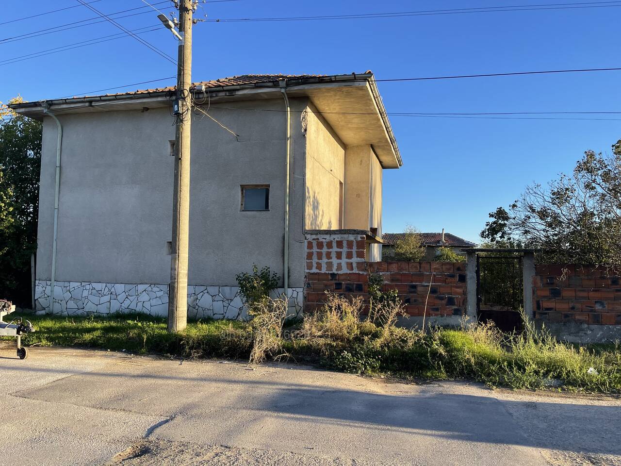 Двуетажна къща на асфалтов път в гр. Брезово Брезово